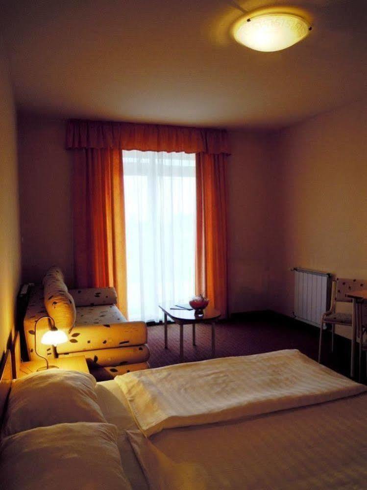 Platan Hotel Debreţin Exterior foto
